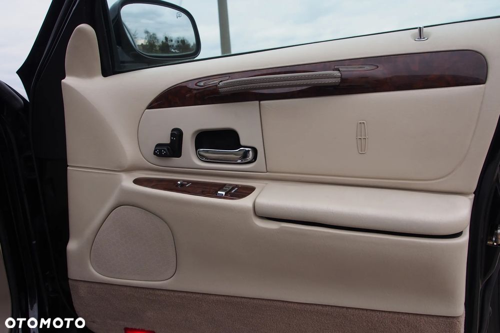 Lincoln Town Car - 29