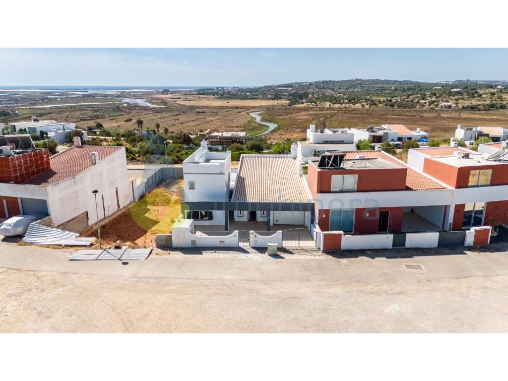 Moradia de tipologia T4 para venda na zona da Mexilhoeira Grande, C... - Grande imagem: 3/26
