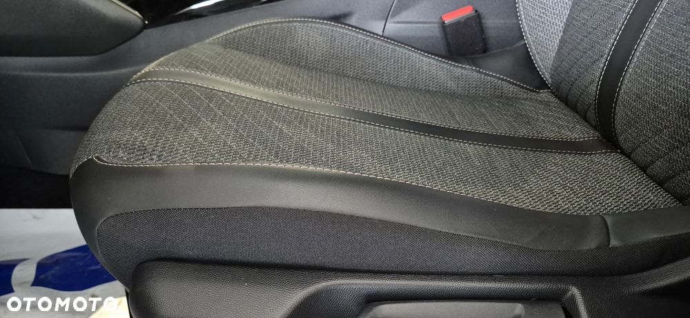 Peugeot 2008 PureTech 130 Allure S&S EAT8 - 11