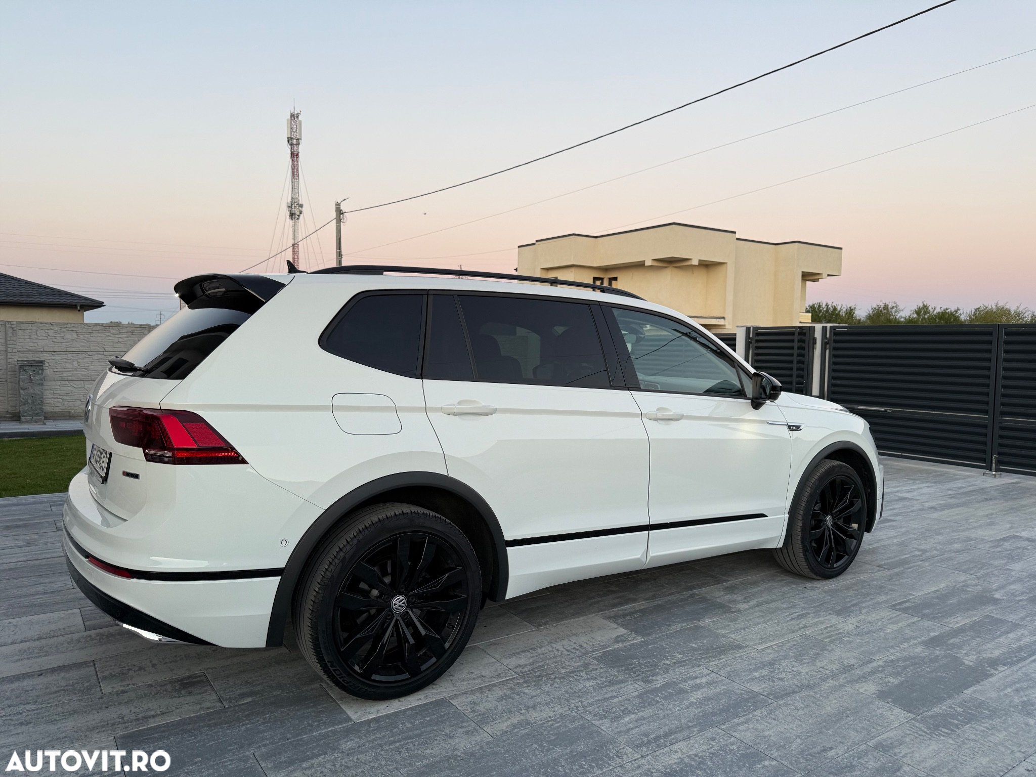 Volkswagen Tiguan Allspace 2.0 TDI 4Mot DSG R-Line - 4