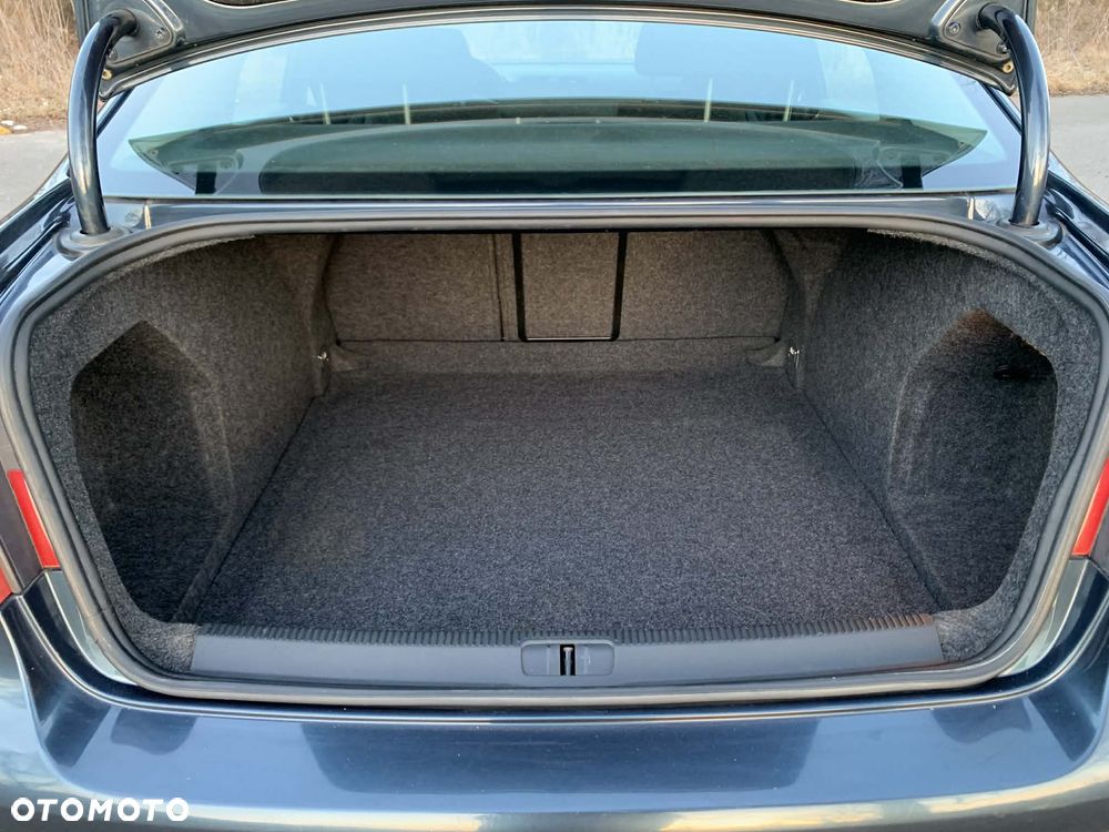 Volkswagen Passat 1.9 TDI DPF BlueMotion - 18