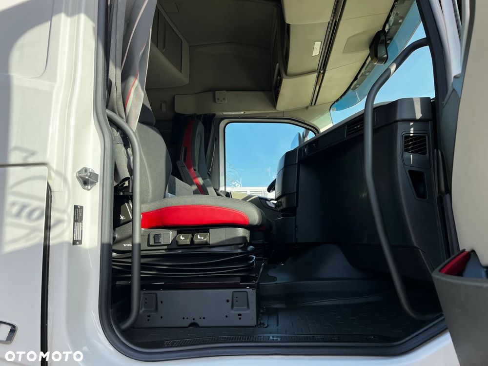 Volvo FH 460 VIN : ** MB32**  PRODUKCJA 11/2020 SPROWADZONE Z FRANCJI SERWISOWANE  DWA ZBIORNIKI PALIWA LODÓWKA ALU FELGI - 13