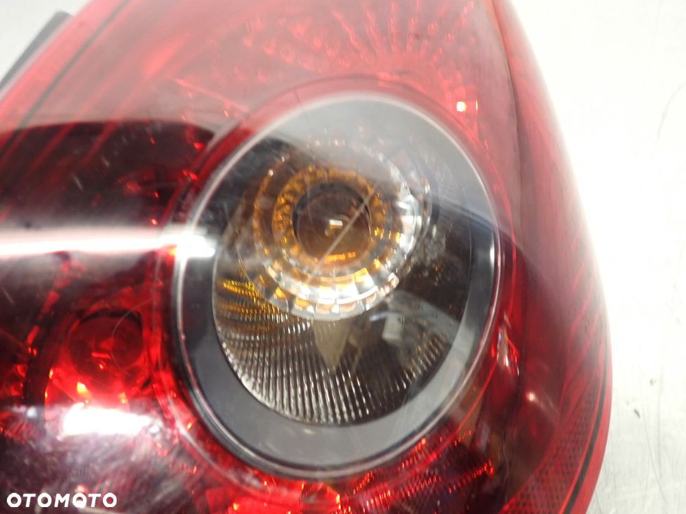 LAMPA PRAWA TYLNA DYMIONA OPEL CORSA D 89316522 - 12