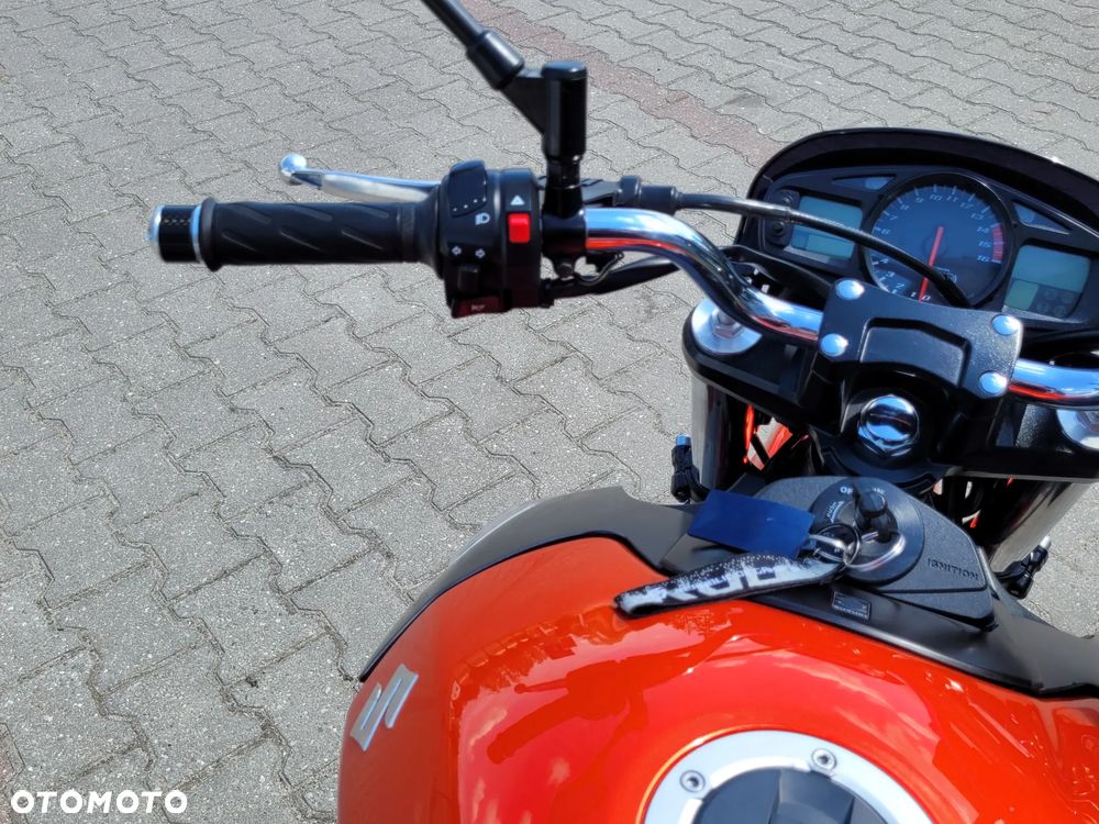 Suzuki GSR - 14