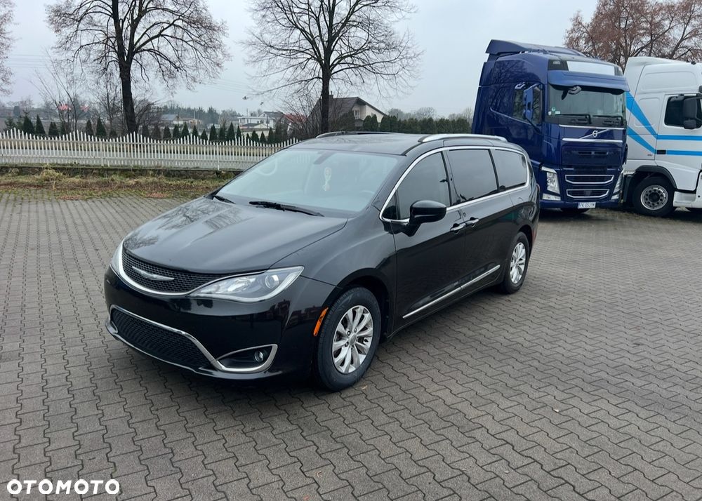 Chrysler Pacifica - 1