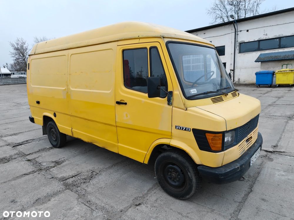 Mercedes-Benz 207 - 7