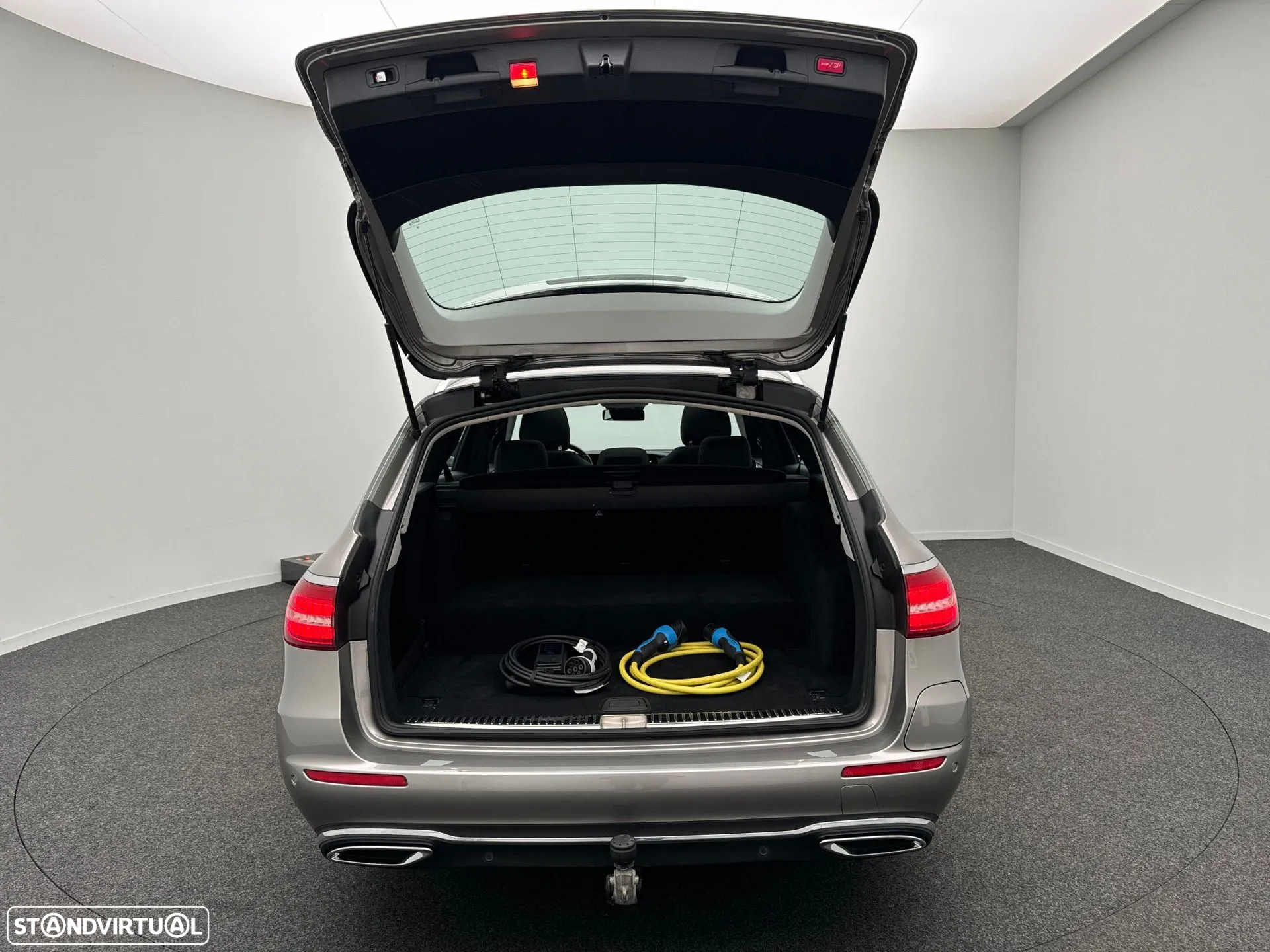 Mercedes-Benz E 300 e Exclusive Line - 25