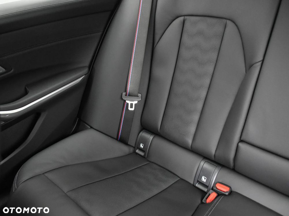 BMW M3 Competition xDrive sport - 28