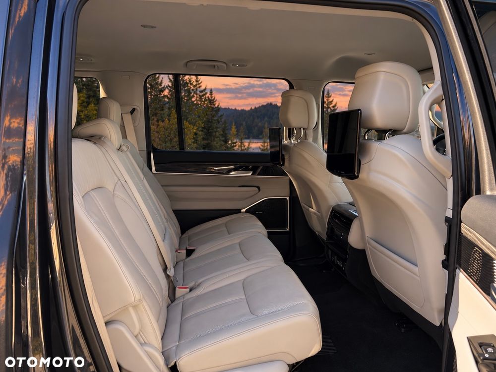 Jeep Wagoneer - 23