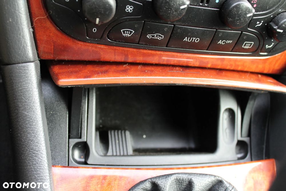 Mercedes-Benz Klasa C 200 CGI Elegance - 14