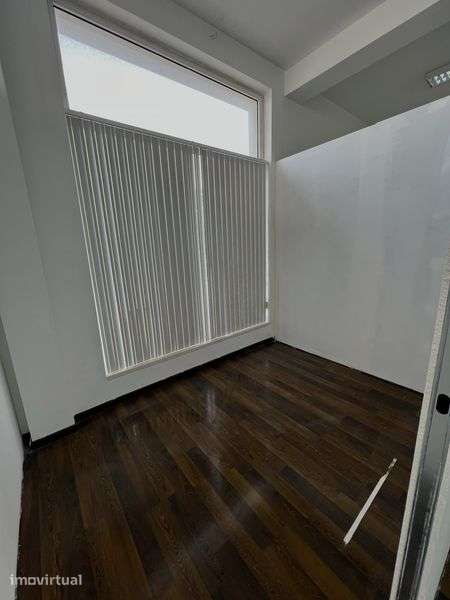 Espaço para arrendar em Laranjeiro-Almada - Grande imagem: 2/3