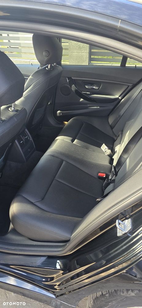BMW Seria 3 318d DPF Edition Sport - 26