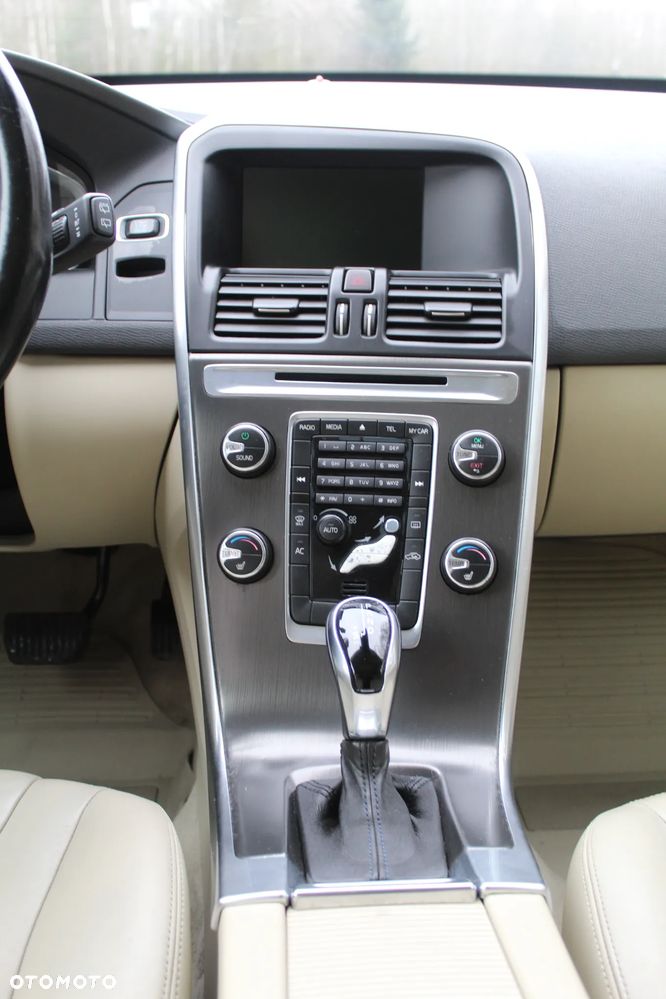 Volvo XC 60 T6 AWD Momentum - 23