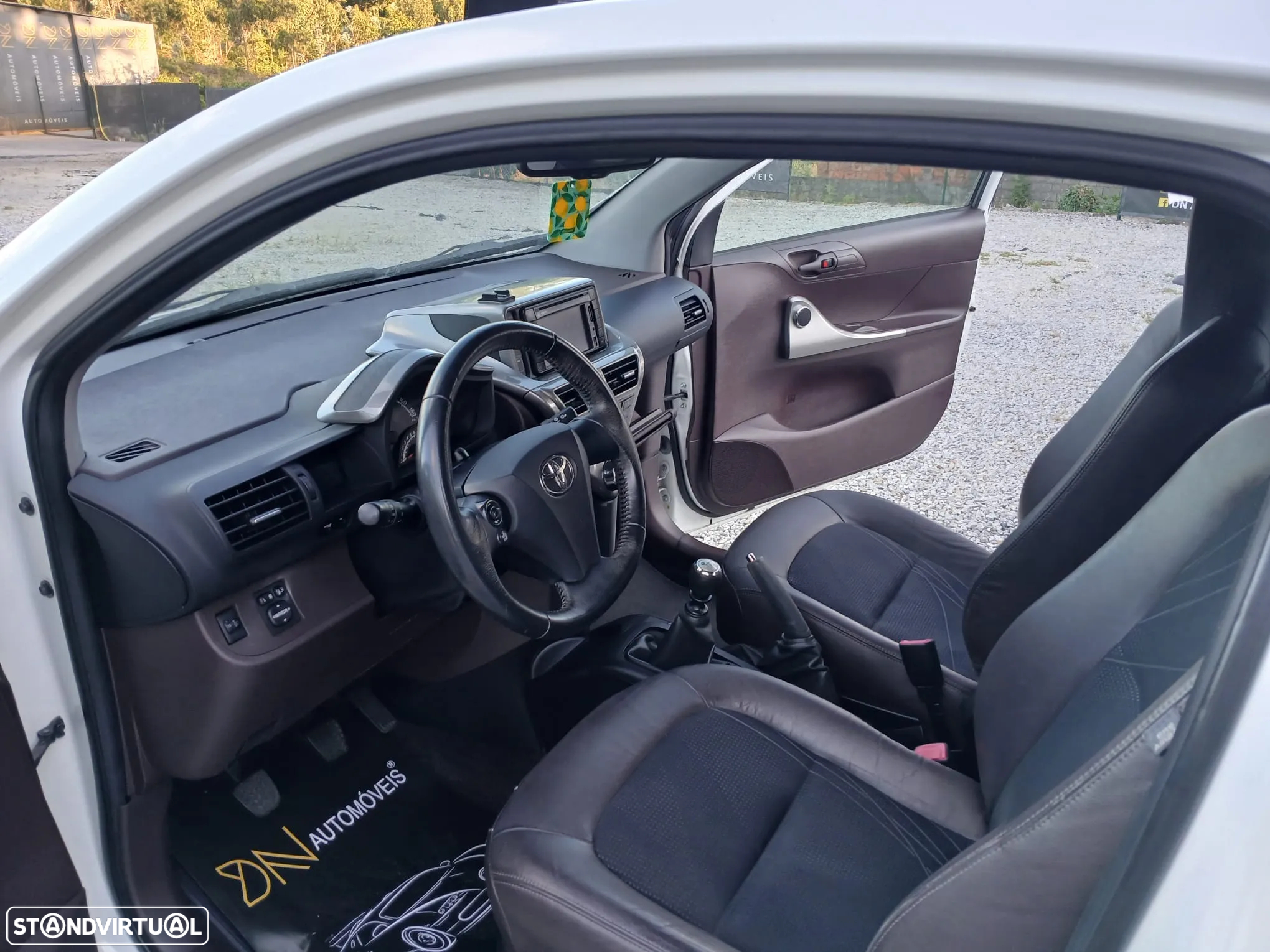 Toyota iQ 1.0 VVT-i - 11