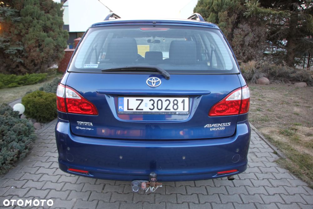Toyota Avensis Verso D-4D - 8