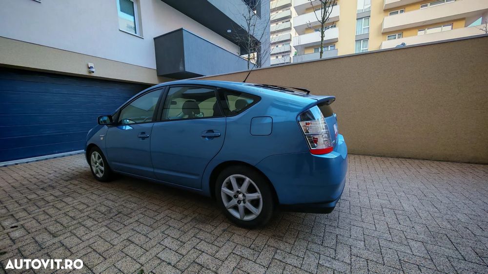 Toyota Prius (Hybrid) - 3