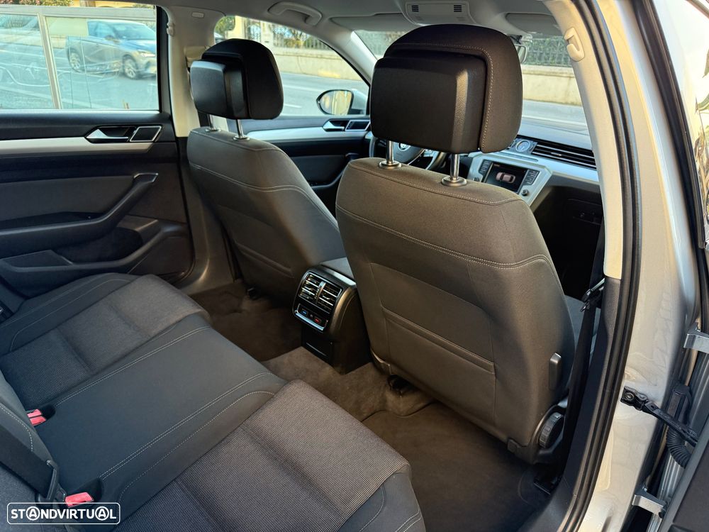 VW Passat 1.6 TDI Highline - 47