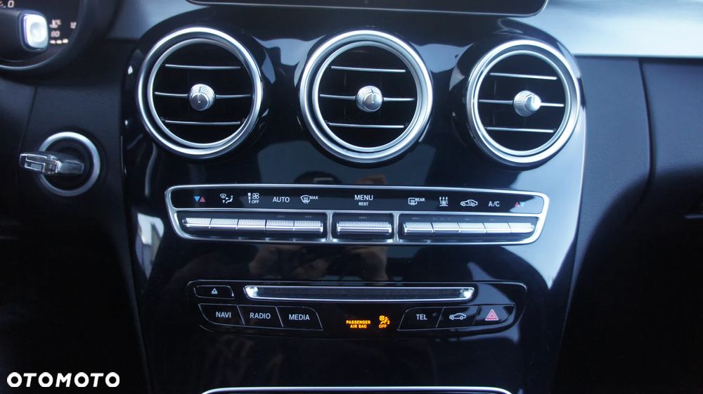 Mercedes-Benz Klasa C 200 9G-TRONIC AMG Line - 26