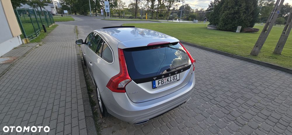 Volvo V60 D6 AWD Plug-in Hybrid Summum - 3