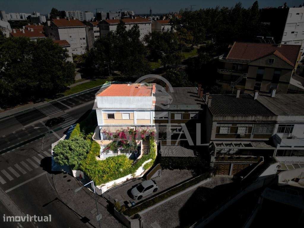 Olivais Sul: Moradia T6 de Gaveto com Elevado Potencial de Valorização - Grande imagem: 4/47