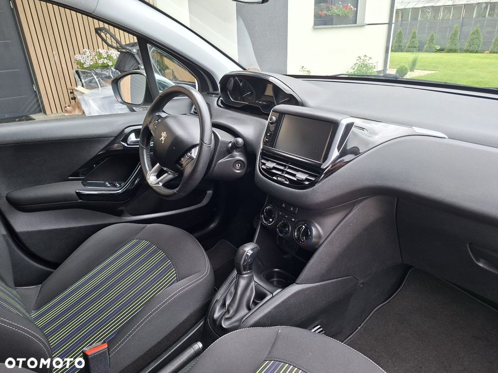 Peugeot 208 - 8