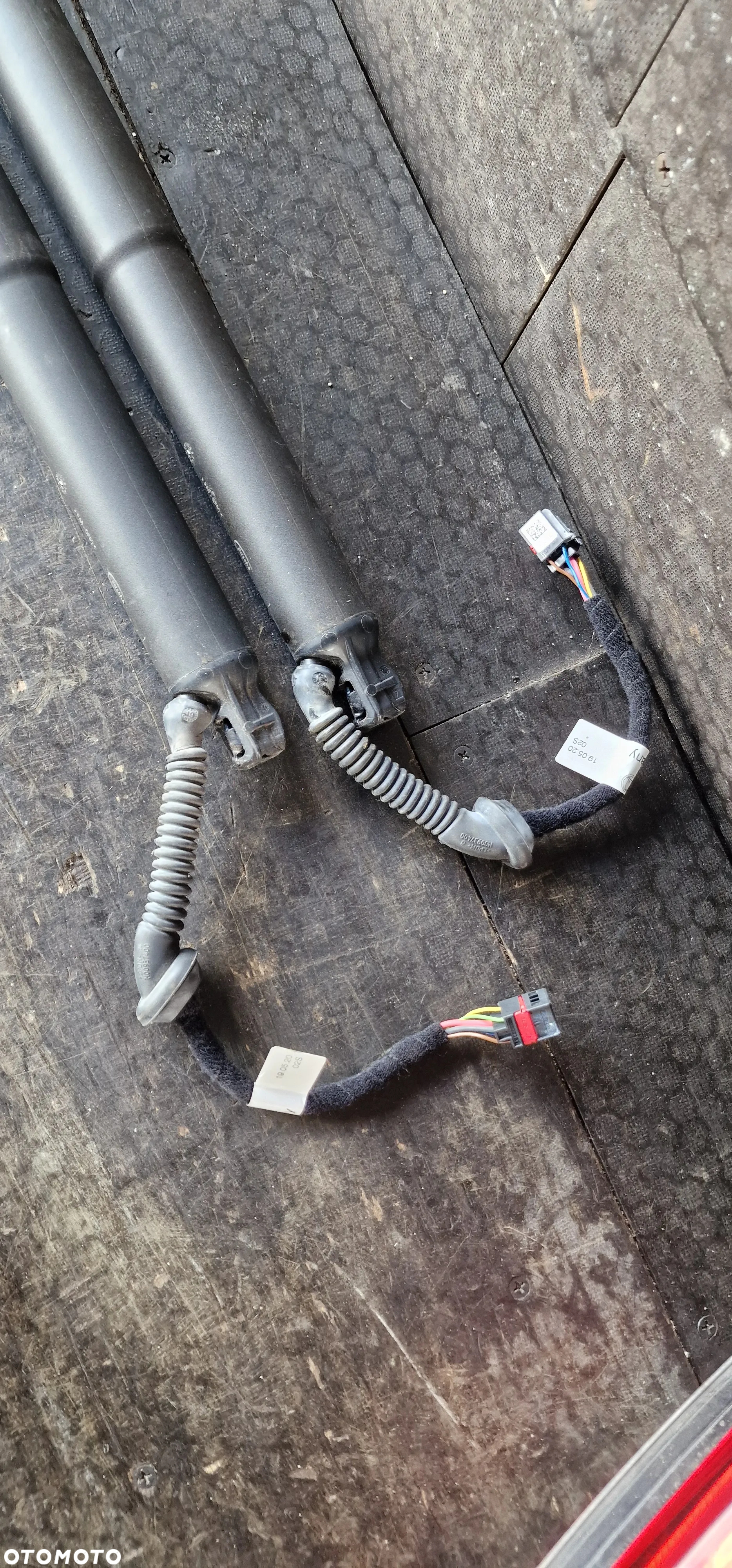 SIŁOWNIK ELEKTRYCZNY KLAPY BAGAŻNIKA PRAWY LEWY 657827852C 657827851C SKODA Scala - 3