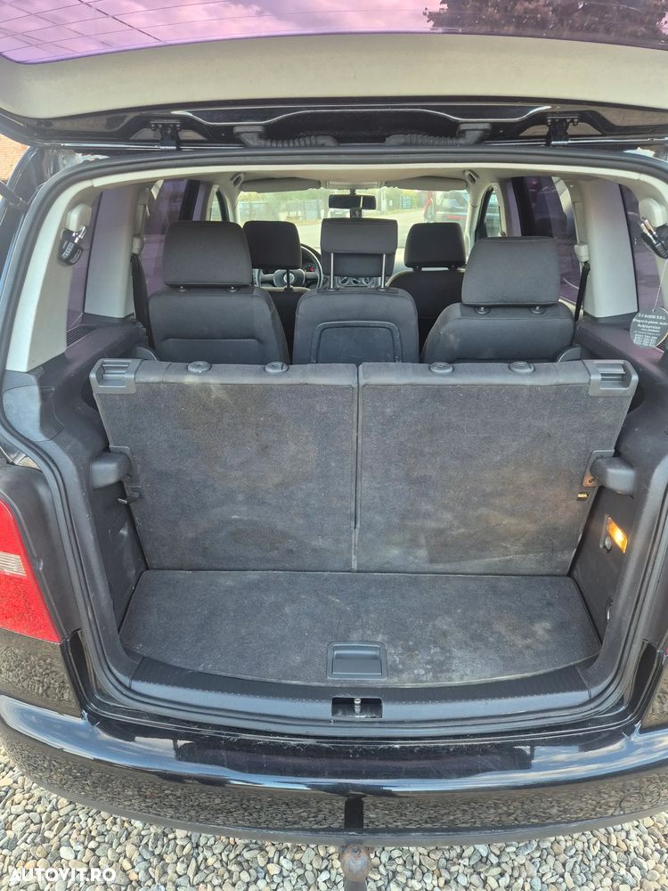 Volkswagen Touran - 10