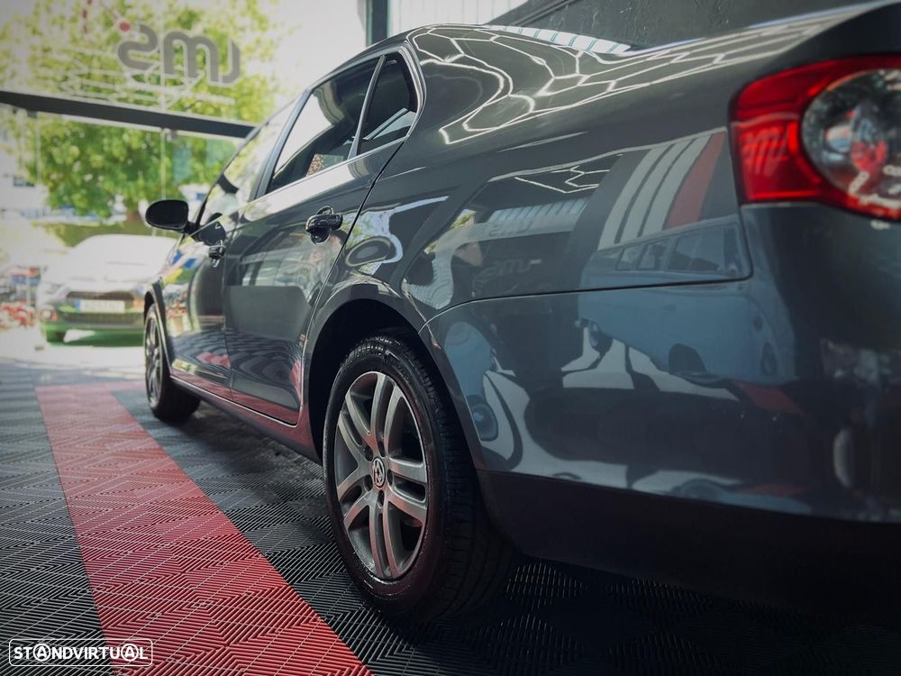 VW Jetta 2.0 TDI Highline - 12