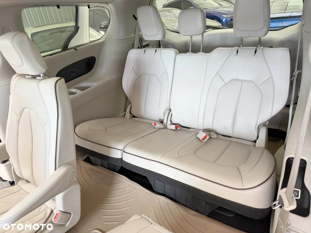 Chrysler Pacifica - 12