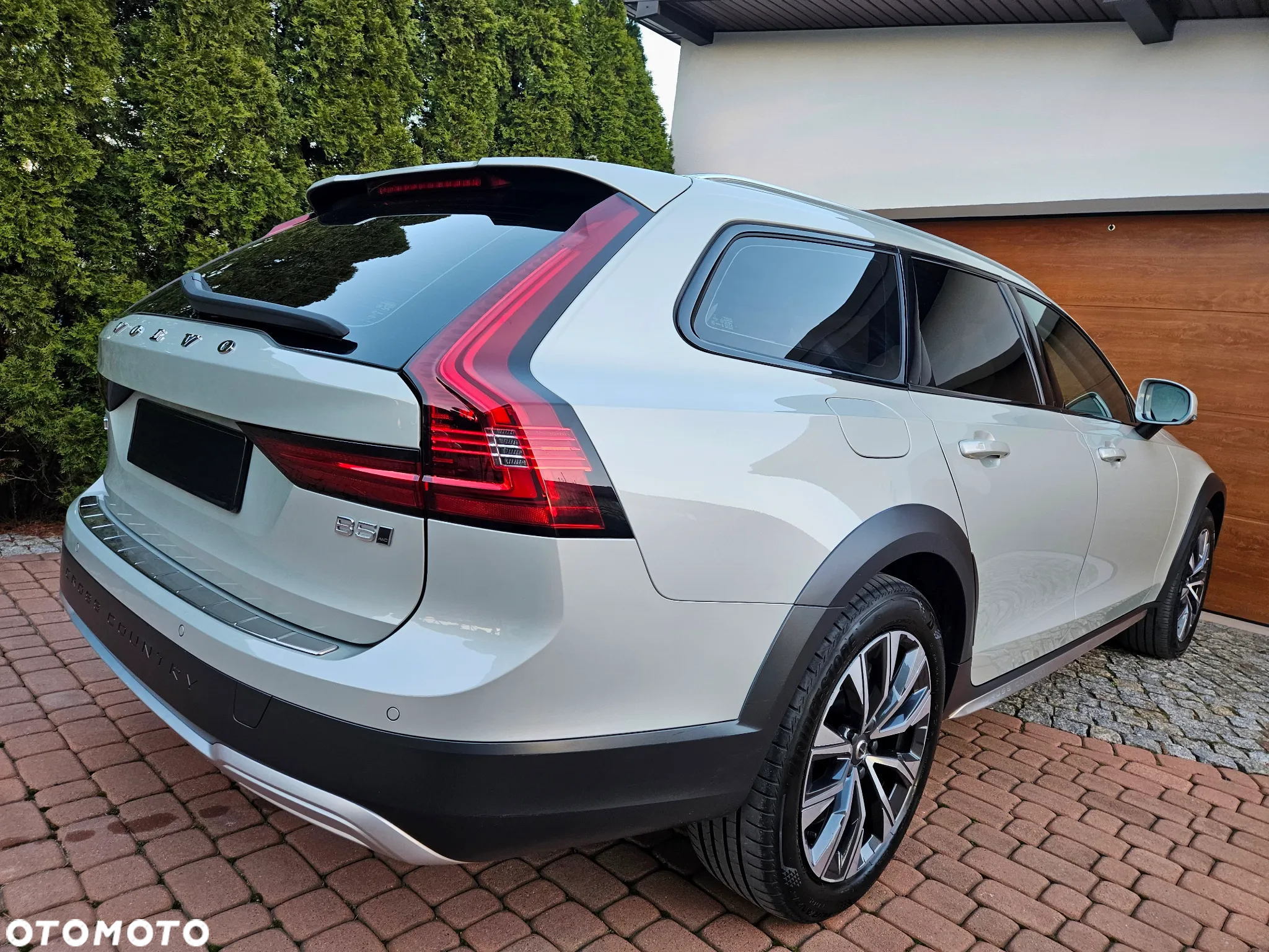 Volvo V90 Cross Country - 11