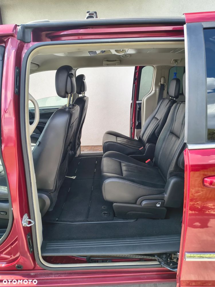 Chrysler Town & Country - 7