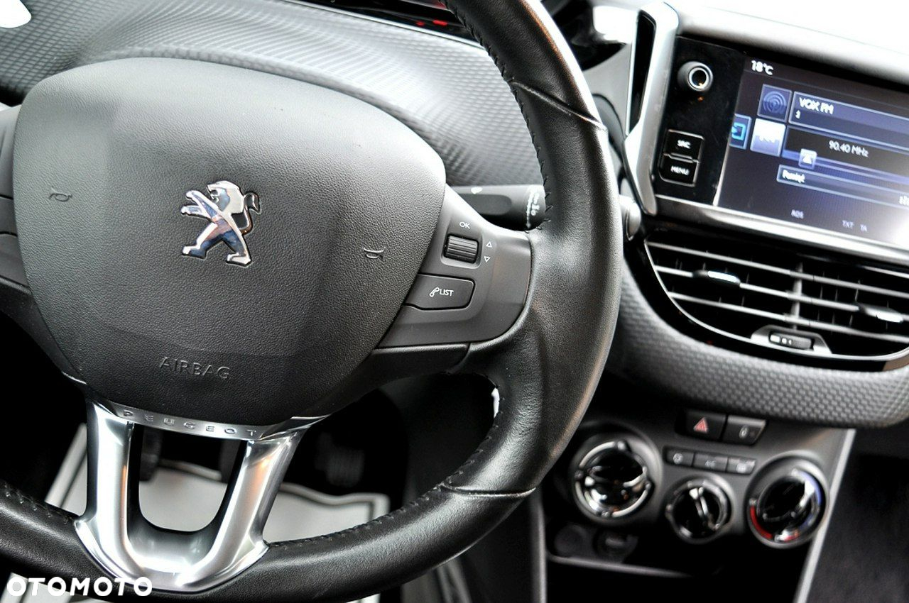 Peugeot 2008 1.2 Pure Tech Allure S&S - 17