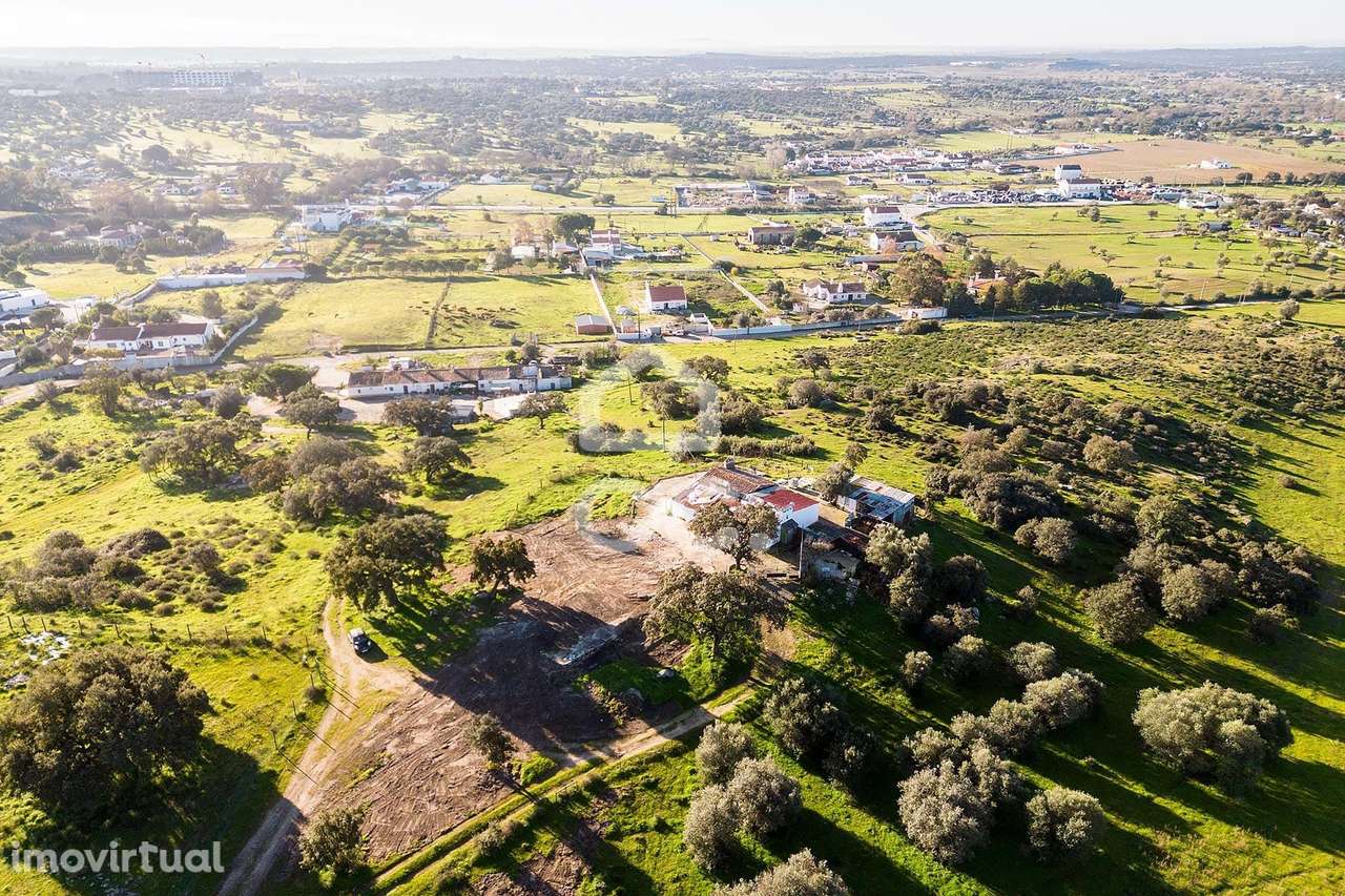 Propriedade com 12ha, 2 casas urbanas e 10 casas rústicas | Évora - Grande imagem: 3/26