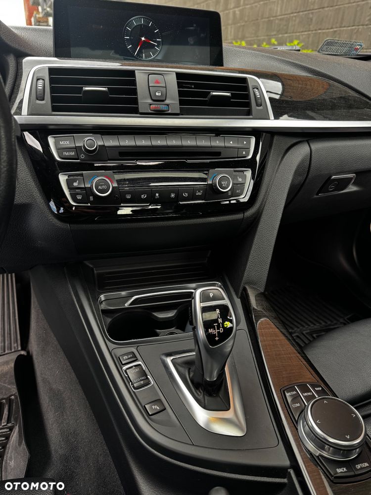 BMW Seria 3 330i xDrive Sport Line - 13
