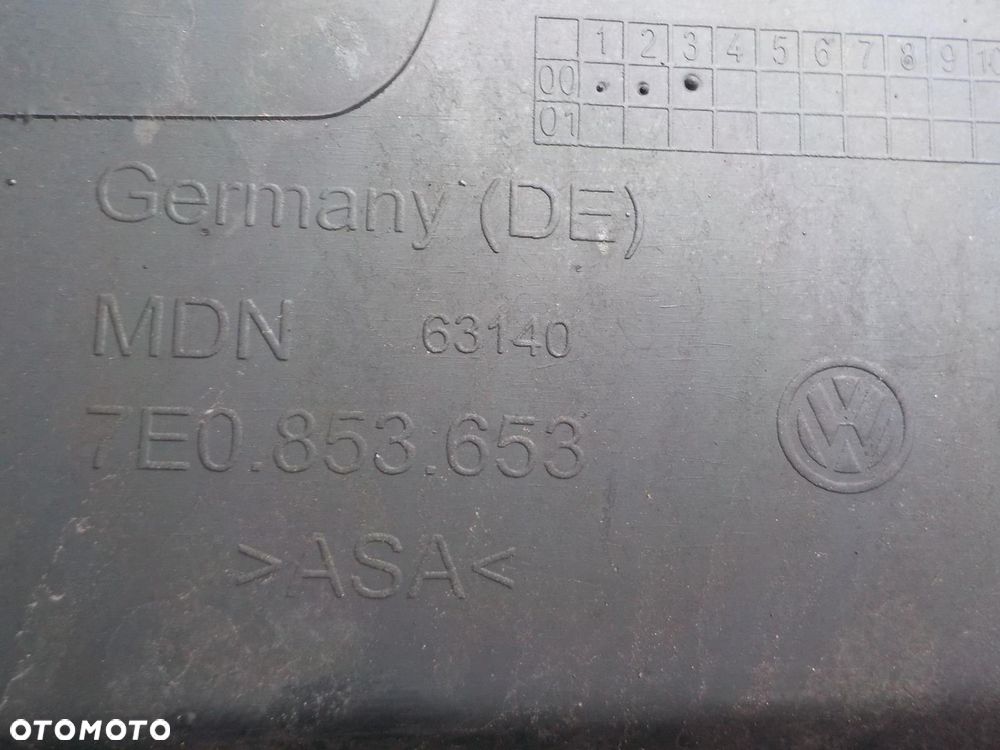 VW T5 LIFT GRILL ATRAPA ZNACZEK ORYGINAŁ - 3
