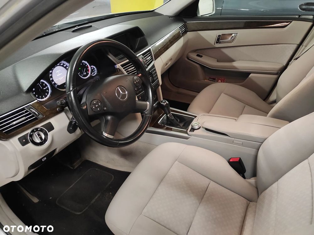 Mercedes-Benz Klasa E 200 BlueEFFICIENCY Elegance - 16