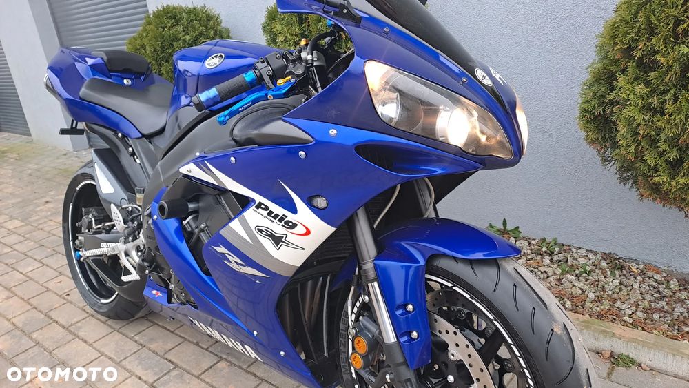Yamaha R1 - 8