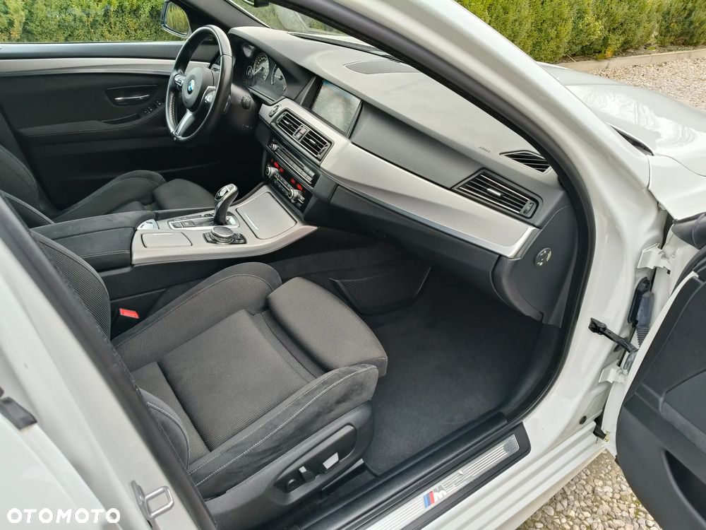 BMW Seria 5 525d xDrive - 29
