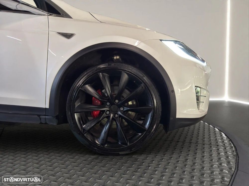 Tesla Model X - 10