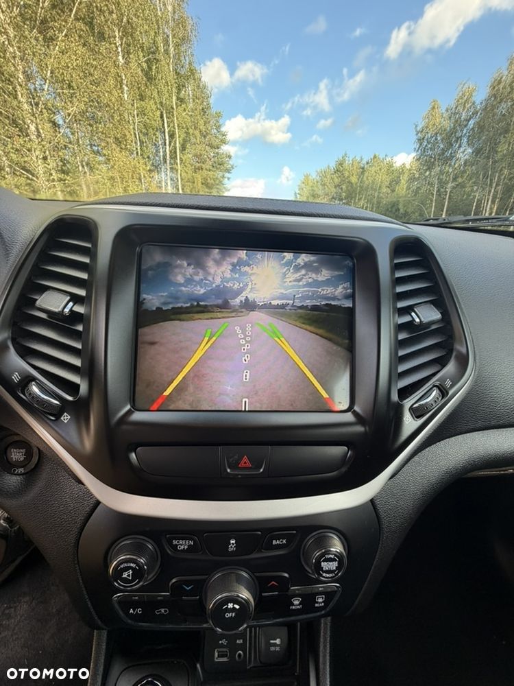 Jeep Cherokee - 24