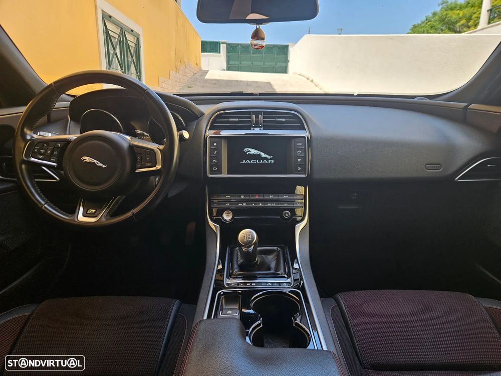 Jaguar XE 2.0 D R-Sport - 13