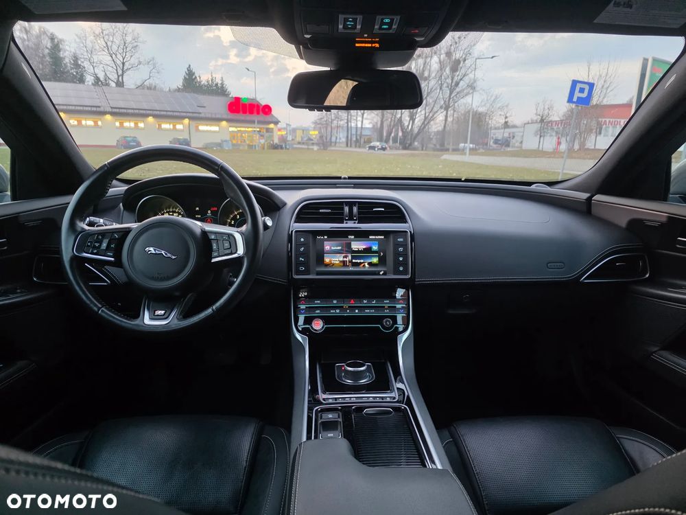 Jaguar XE - 13