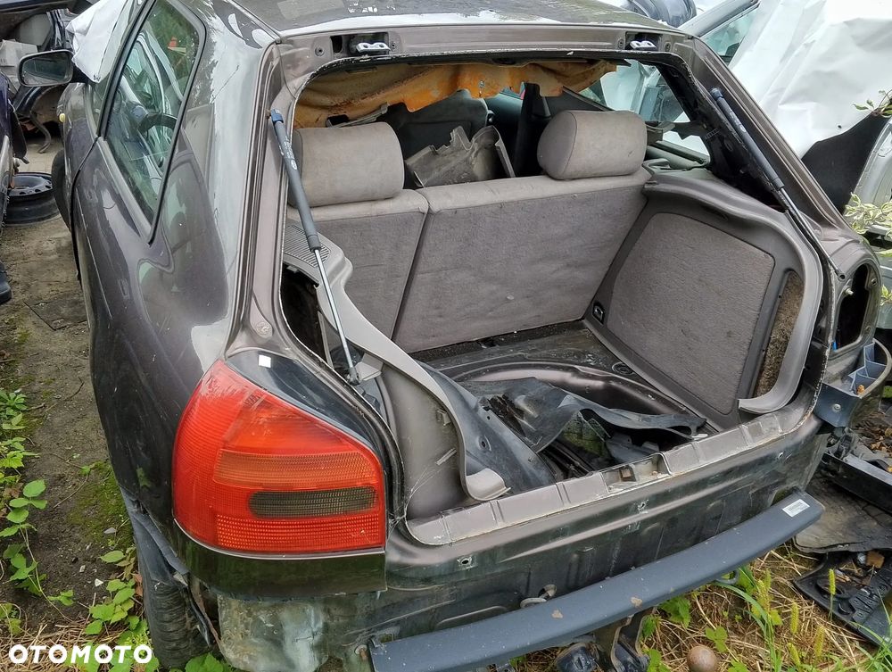 Audi A3 8L (1996-2003r.) 1.8 B 125KM. Silnik AGN Skrzynia CZM lakierLZ8P. Cały na części GWARANCJA !!!  Przód Tył Zestaw Komplet Drzwi Klapa Zderzak Błotnik Maska Grill Atrapa Szyba Pas Lampa Lusterko Boczki Fotel Kanapa Kokpit Deska Rozdzielcza Przełącznik Włącznik Sterownik Przewody Wiązka Instalacja Moduł Komputer Czujnik Listwa Pompa Alternator Wtryski Głowica Rozrusznik Kompresor Sprzęgło Dwumas Silnik Skrzynia ABS Klimatyzacji Paliwa Wspomagania Kolektor Turbina Przepustnica Zawór Chłodnica Koło Hak Belka Sanki Zawieszenie Mcpherson Półoś Amortyzator Wydech Tłumik Zacisk Most - 2