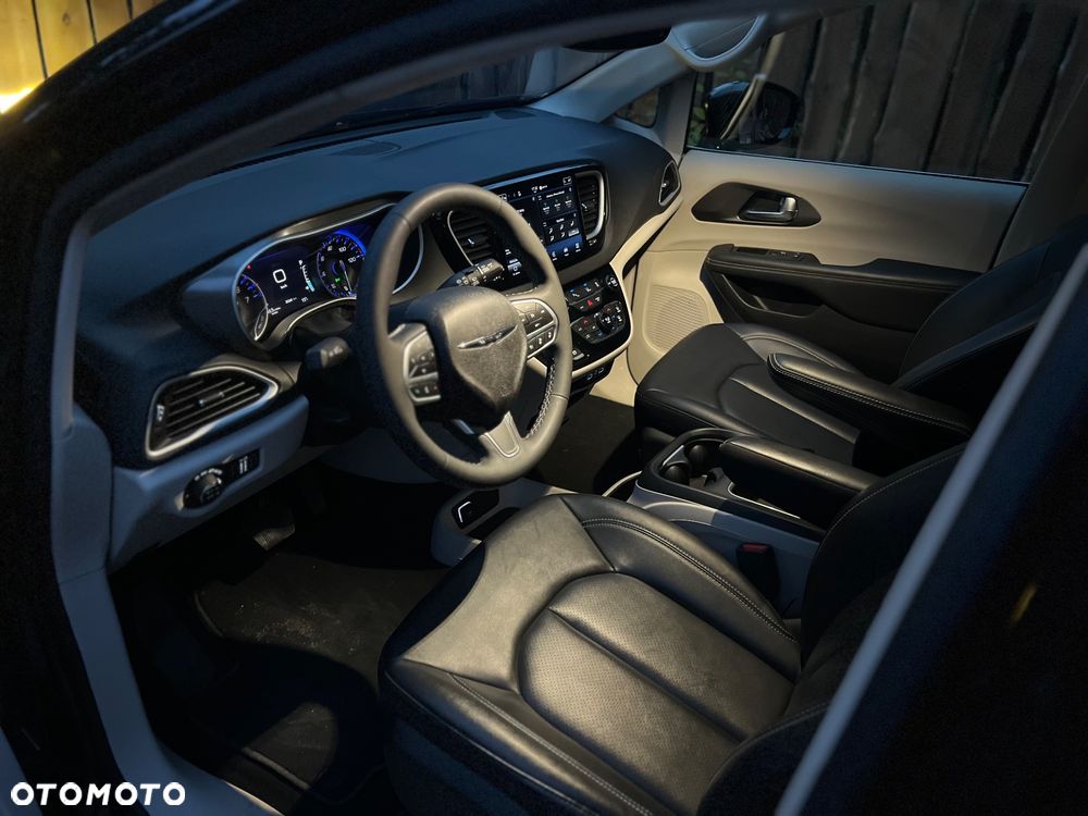 Chrysler Pacifica - 11