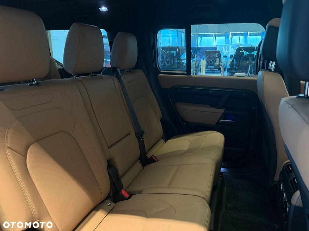 Land Rover Defender - 26