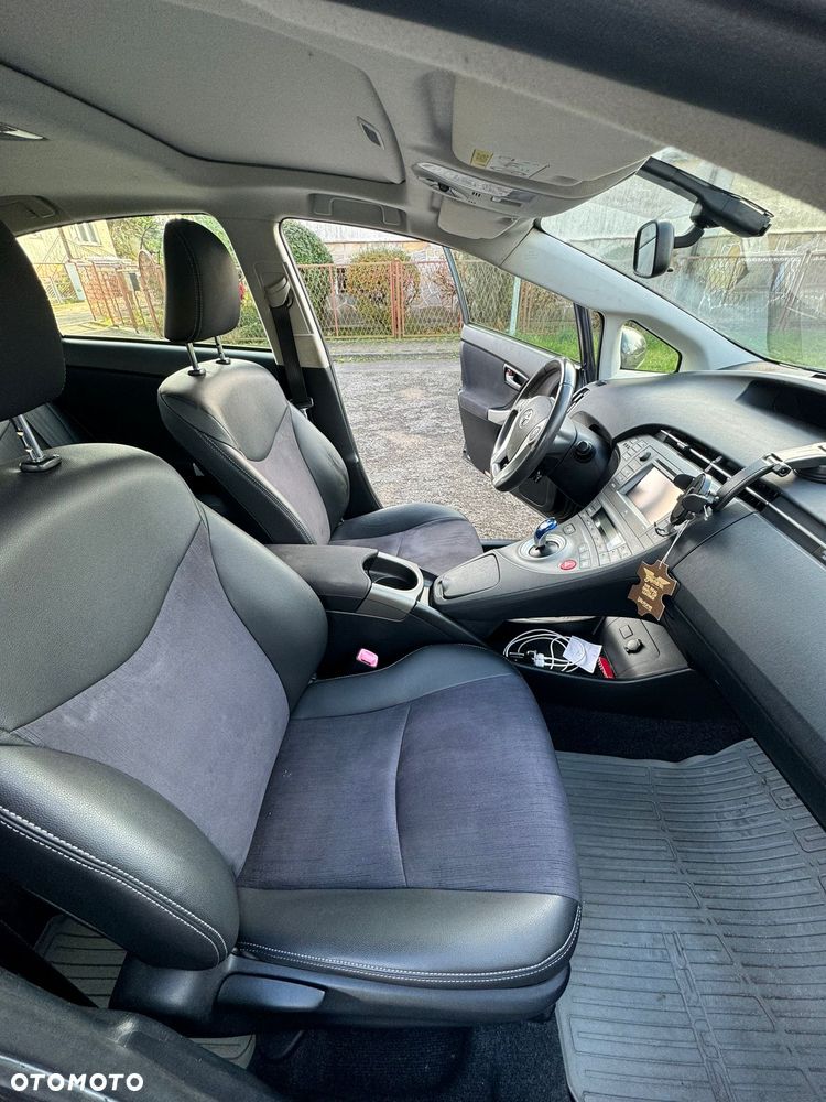 Toyota Prius (Hybrid) Comfort - 16