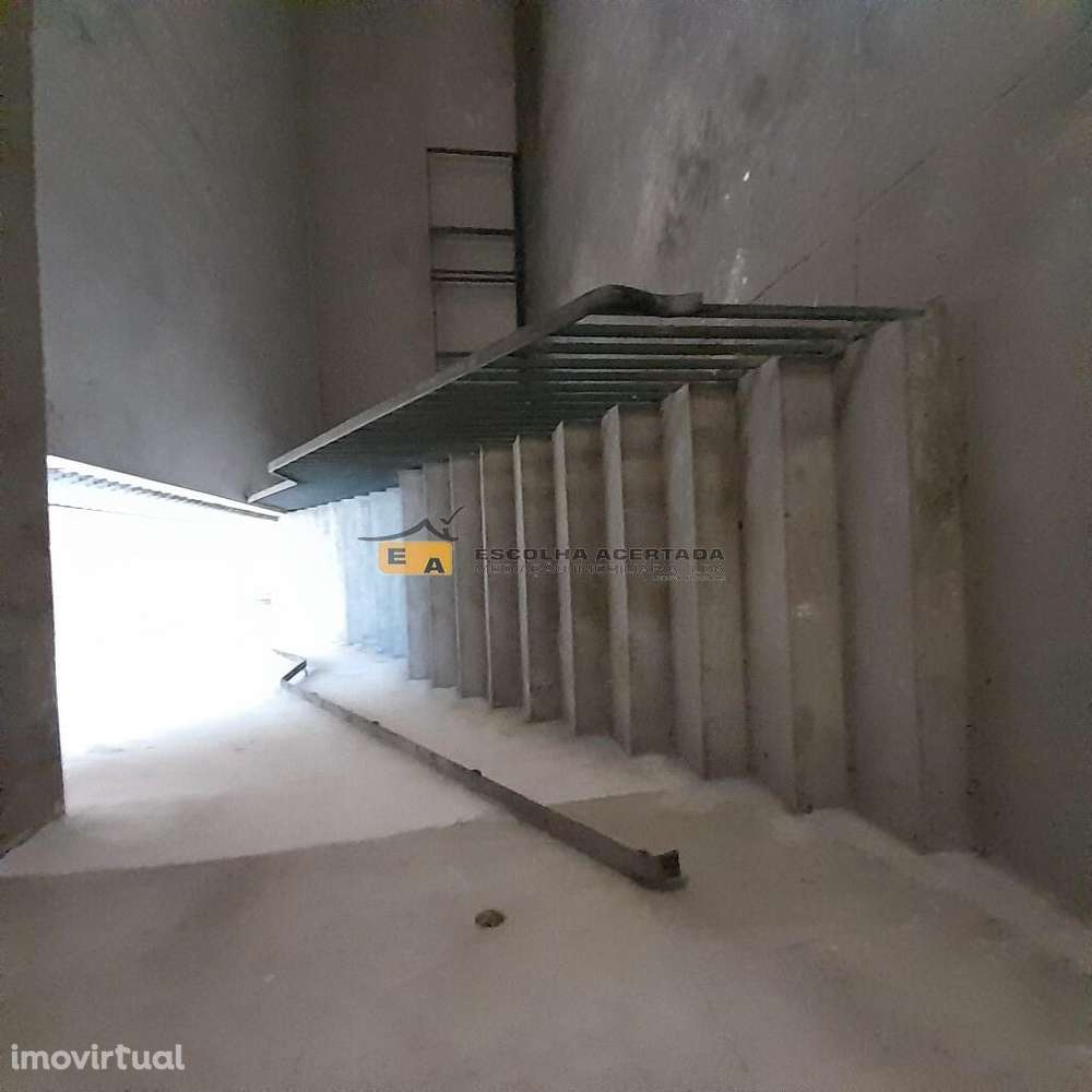 Loja e armazém Areosa ideal para clinica, ginásio, igreja ou serviços - Grande imagem: 2/29