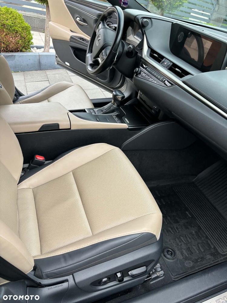 Lexus ES 300h Business Edition - 18