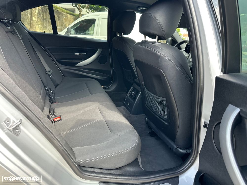 BMW 318 d Line Sport - 35