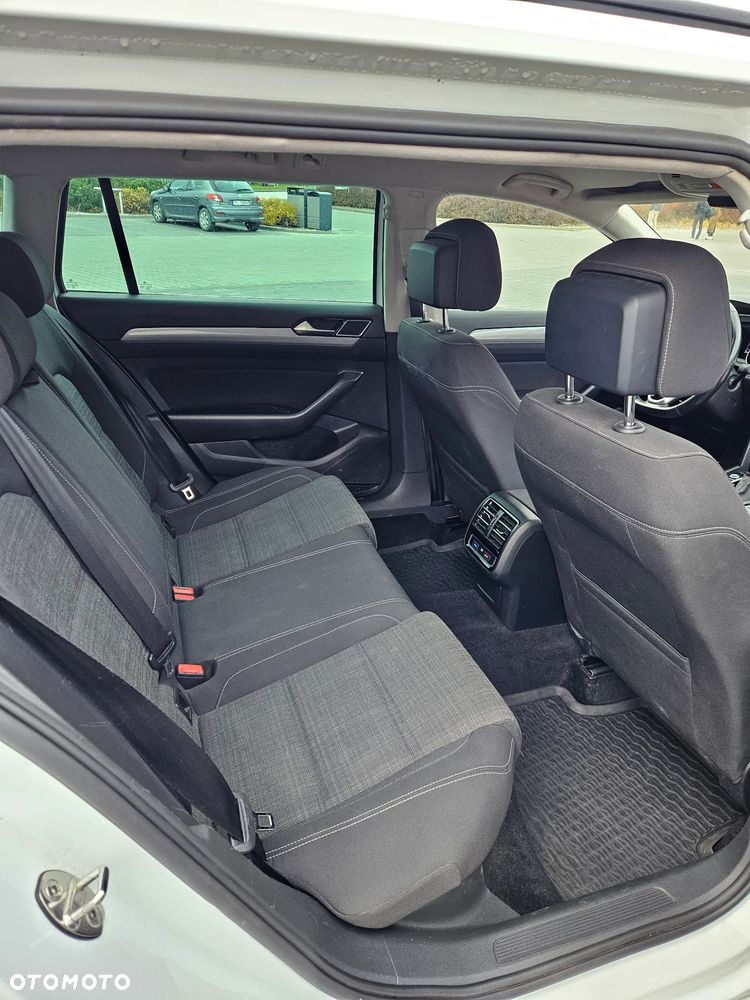 Volkswagen Passat - 12